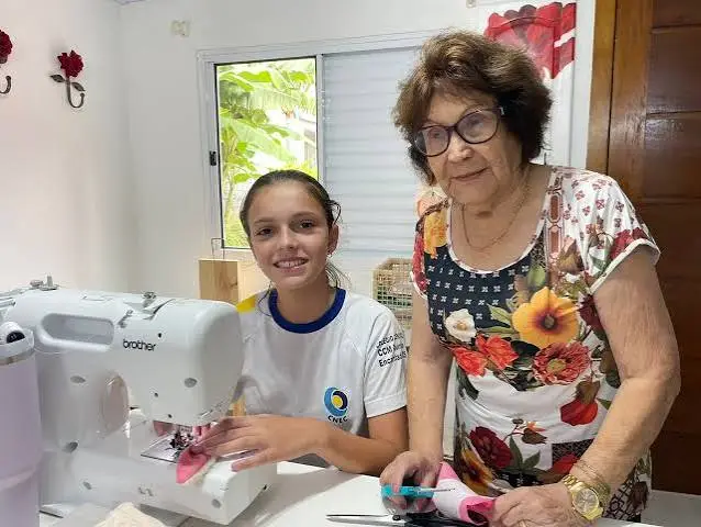 Nossas avós consertavam a roupa em vez de jogar fora. Entenda o que mudou na relação com a costura e por que esse saber voltou a atrair gente de todas as idades.
