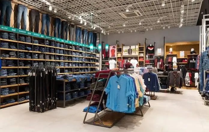 Nossas avós consertavam a roupa em vez de jogar fora. Entenda o que mudou na relação com a costura e por que esse saber voltou a atrair gente de todas as idades.