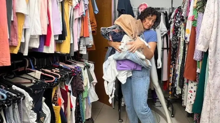 Nossas avós consertavam a roupa em vez de jogar fora. Entenda o que mudou na relação com a costura e por que esse saber voltou a atrair gente de todas as idades.